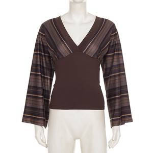 Camiseta bohemia con cuello en V, rayas onduladas en contraste, cintura fruncida, mangas acampanadas, estilo vintage urbano, para el día a día. - Product Image 5
