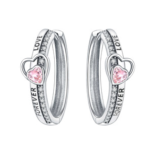 Estos pendientes de circonita en forma de corazón de cobre blanco son resistentes al desgaste y son la elección perfecta para accesorios de fiesta para damas. - Product Image 1