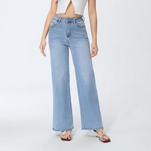 Jeans a vita alta che valorizzano la figura ed hanno un elegante taglio dritto decorato con un design a forma di stella in strass. - Product Image 4