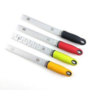Rallador profesional de verduras y alimentos de acero inoxidable con mango colorido y cuchillas múltiples - Product Image 1