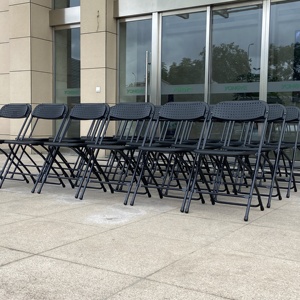 Sillas Plegables de Acero y Plástico Modernas, Portátiles, Duraderas e Impermeables para Bodas y Eventos, con Orificios en la Parte Trasera y el Asiento, Venta al por Mayor - Product Image 1