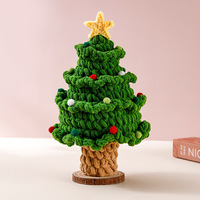 Handgefertigter Häkel-Mini-Weihnachtsbaum Tischdekoration mit Holzsockel Gestrickter Weihnachtsbaum Weihnachtsgeschenk für Zuhause