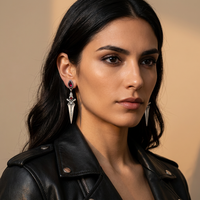 Boucles d'oreilles pendantes tendance en alliage en forme d'épée avec accent rubis pour hommes, femmes, unisexe, style gothique, accessoire de mode
