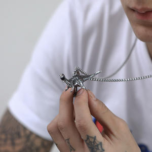 Collier pendentif dinosaure gothique Christian Triceratops en breloque en acier inoxydable plaqué titane avec monture - Product Image 4