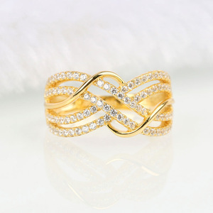 Anello da Donna con Design a Onde Multistrato e Stile Cavo - Product Image 1