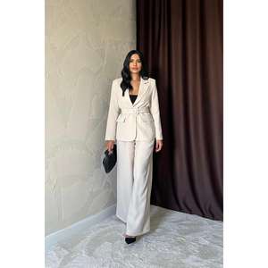 Elegante conjunto de blazer beige para mujer con cinturón y solapas con bolsillos y pantalones de pierna ancha. - Product Image 4