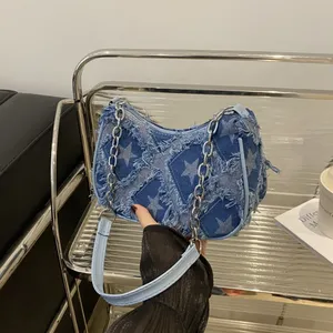 女式时尚防水几何图案牛仔单肩包，带拉链开合四季树脂链带，适合日常使用 - Product Image 1