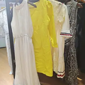 2023 패션 도매 공장 사용 의류 초침 짧은 치마 여성 중고품 드레스