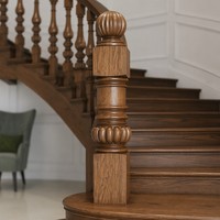 Escalier en colimaçon courbé sur mesure, garde-corps en fer forgé orné, marches en bois, design luxueux pour villa, hôtel, grand hall intérieur