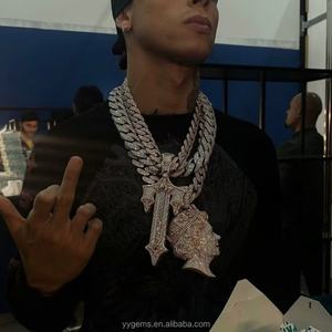 Colgante Conmemorativo Personalizado de Reina, Completamente Engastado con Moissanita VVS, Pasa la Prueba del Diamante, Plata Maciza, Joyería de Colgante Pesado - Product Image 6