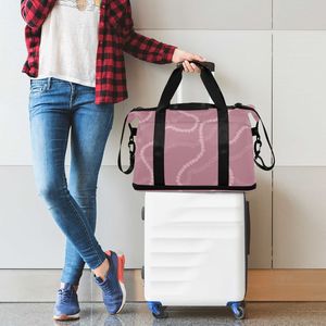 Sac de voyage à bandoulière imprimé Hawaïen Pikake Lei rose avec compartiment humide, sac de sport 2 pièces avec compartiment à chaussures - Product Image 3