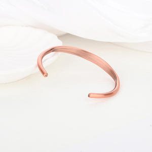 Bracelet ouvert en cuivre pur à 99,99 % biomagnétique pour soulager la douleur, gravé sur mesure avec un nom ou un logo, surface lisse, réglable, à porter tous les jours - Product Image 3