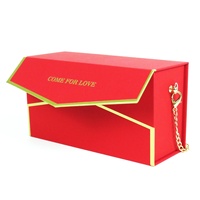 Rote Goldfolie Kosmetik- und Schmuckverpackung mit Kettengriff, Karton-Geschenkbox in Handtaschenform mit Schlitzen für Uhren, recycelbar