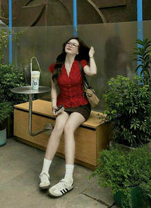 Ensemble haut en coton rouge à col en V et mini-jupe unie, féminin, respirant, tissé, service OEM - Product Image 3