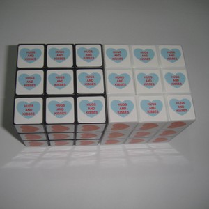 Cubo de Rubik 3x3 de 6,4 cm con diseño impreso de abrazos y besos para niños y adultos, juguete de rompecabezas mágico unisex - Product Image 1
