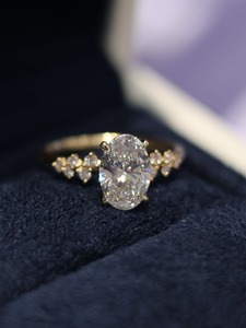 Bague de fiançailles en diamant de laboratoire de qualité supérieure, taille ovale, pour femme, idéale pour les mariages, les propositions et les anniversaires, disponible au meilleur prix. - Product Image 3