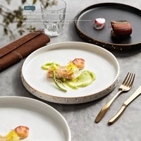 Assiette ronde en porcelaine à bordure perlée, assiette à dîner en céramique mate avec accent doré, plat de service décoratif en relief