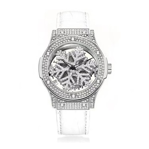 Reloj de cuarzo para mujer con diseño único, caja trasera transparente, correa de cuero genuino y esfera giratoria con diamantes. - Product Image 4