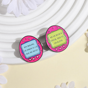 Pins de esmalte retro con diseño de huevo y cita en español de Tamagotchi, divertidos, con la frase 'Yo No Odio A Nadie', pin de solapa de arte pixelado colorido, como regalos para amigos - Product Image 2