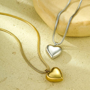 Gargantilla con Colgante de Corazón Impermeable, Collar con Dije Hueco Chapado en Oro de Acero Inoxidable que No se Destiñe, Accesorios de Joyería para Mujer - Product Image 1