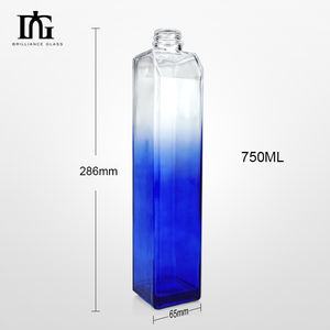 Botella de vidrio de 700ml con etiqueta personalizada para <span class=keywords><strong>whisky</strong></span> <span class=keywords><strong>precio</strong></span> competitivo botellas de vidrio vacías para <span class=keywords><strong>whisky</strong></span> - Product Image 1