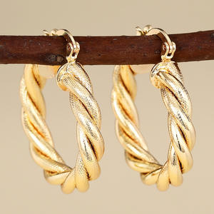 Boucles d'oreilles Oni Hoop plaquées or 18 carats en alliage de zinc, style classique, bijoux unisexes tendance, couleur dorée - Product Image 4