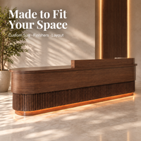 Comptoir de réception moderne en bois cannelé, design incurvé, bande LED, taille personnalisée, bureau d'accueil pour hall d'entreprise
