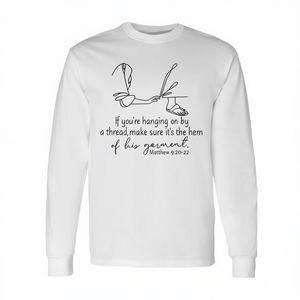 Camiseta de manga larga: Si te sostienes de un hilo, asegúrate de que sea el borde - Mateo 9:20-22 - Product Image 2