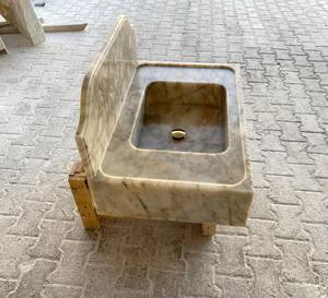 Vasque de salle de bain en marbre beige cannelé avec crédence intégrée |   Lavabo de salle de bain en pierre intégré |   Meuble-lavabo mural de luxe - Product Image 2