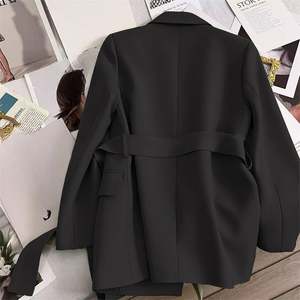 Traje Formal de Mujer con Solapa en Pico, a la Moda - Product Image 2