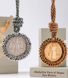Pulsera Hecha a Mano con Medalla Religiosa de San Benito, Cruz Griega y Santos Católicos - Product Image 2
