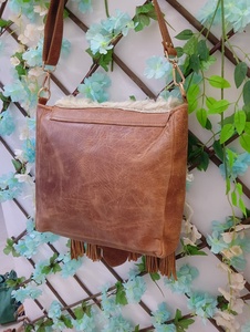Bolso Tote de Hombro de Cuero Genuino Marrón Hecho a Mano para Mujer con Forro de Algodón Premium, Cierre de Cremallera Seguro y Adorno de Plumas - Product Image 5
