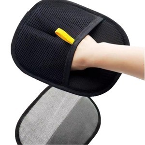 Guante para eliminar el pelo de mascotas, malla negra con pestaña amarilla para limpieza y cuidado de perros y gatos - Product Image 1