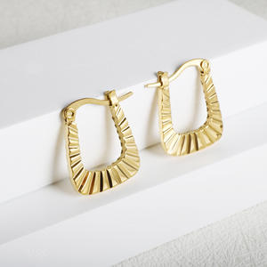 أقراط نسائية مطلية بالذهب عيار 18 من الفولاذ المقاوم للصدأ أقراط هندسية جديدة عصرية مزدوجة الجانب منقوشة على شكل طوق مبيع بالجملة مجوهرات - Product Image 5