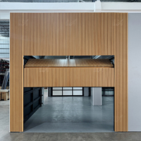 Porte de garage sectionnelle sur mesure de luxe australienne, à montage encastré, aspect bois, pour grande maison