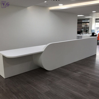 Comptoir de réception personnalisé moderne en Corian blanc brillant de haute qualité pour hôtels et banques, MOQ 1 ensemble