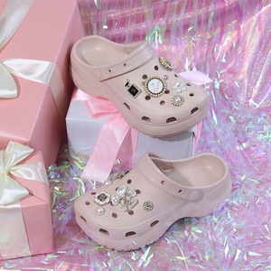Sabots décorés de fleurs en perles blanches pour femmes, sandales d'été à enfiler avec semelle EVA rembourrée, semelle épaisse antidérapante, tendance - Product Image 3