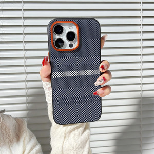 Coque de protection antichoc pour iPhone 17 avec motif <span class=keywords><strong>fibre</strong></span> de carbone et protection d'objectif <span class=keywords><strong>orange</strong></span> premium - Product Image 5