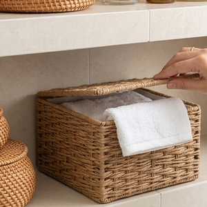 Caja de almacenamiento de hierba marina tejida naturalmente con tapa, cesta organizadora de mimbre hecha a mano para habitación de bebé, para juguetes, pañales, ropa y artículos diversos. - Product Image 4