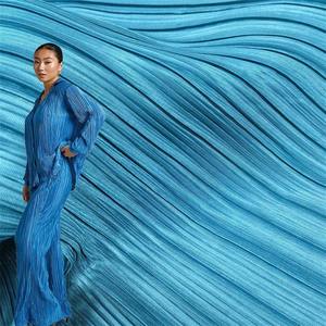 Couleurs personnalisées 100% polyester tissu extensible satin plissé crêpe tissu pour vêtements - Product Image 1