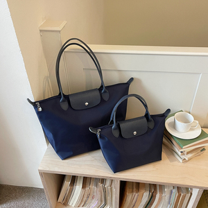 Borsa Tote di Lusso Impermeabile per Donne, Elegante Borsa a Spalla per Uso Quotidiano, Versatile Borsa alla Moda con Logo Personalizzato - Product Image 1