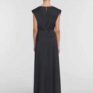 Vestido Sofisticado Negro de Cupro - Corte en Diagonal con Escote Drapeado y Espalda con Abertura Tipo Keyhole - Product Image 2