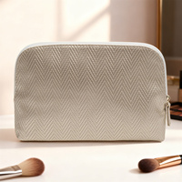 Trousse de Toilette Demi-Lune Luxe Discret en Cuir Vegan Motif Chevrons avec Doublure Léopard pour Femme – Essentiels de Voyage et Vacances Personnalisables