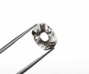 Anillo con Colgante en Forma de O con Diamante Cultivado en Laboratorio de Corte Brillante Redondo de Color Sal y Pimienta de 1.19 CT, 10.0x7.5mm, Certificado por IGI - Product Image 4