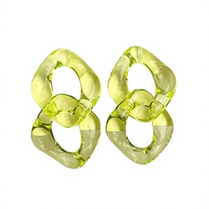 Boucles d'oreilles en résine colorées pour femmes – Boucles d'oreilles de créateur faites à la main avec motifs uniques, accessoires de bijouterie légers - Product Image 2