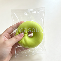 Modèle de donut vert de 8,5 cm en PU à rebond lent, ornement artisanal de bureau, idéal pour vitrine de boulangerie, camion de nourriture en PU
