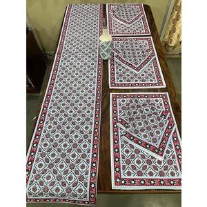 Ensemble complet de nappes et serviettes de table en toile de coton, six pièces avec serviettes assorties pour la mise en scène quotidienne de la table - Product Image 1