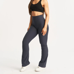 Migliora il tuo stile con Leggings a coste con torcia che offrono un senso di libertà e raggiungono un livello completamente nuovo nei pantaloni - Product Image 1