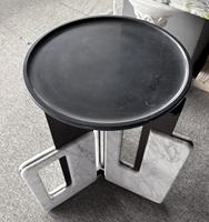 Table basse en marbre blanc sur mesure avec plateau tournant, base en dalle de pierre veinée grise, mobilier de salon moderne et luxueux