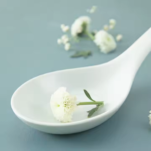 Cucharón de sopa de cerámica blanca con elegante mango floral-OEM y venta al por mayor a granel de Long Phuket Vietnam - Product Image 3